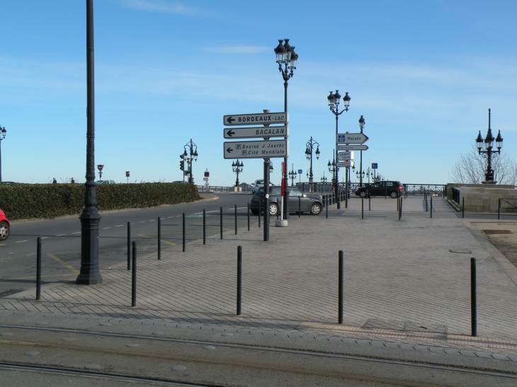  le pont de pierre sur la Garonne